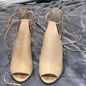 Heels with tie at ankle